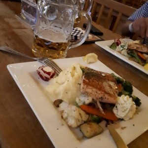 Lachs mit Püree im Hofbräuhaus